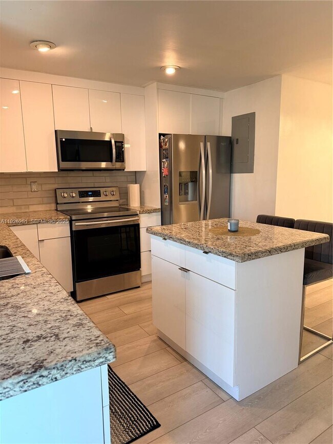 Building Photo - 2310 N 70th Ave