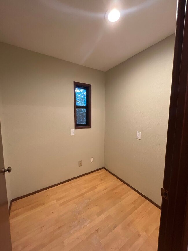 Building Photo - 3 Bedroom 2.5 Bath