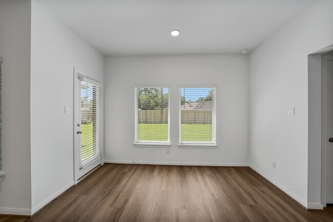 Building Photo - 13614 Pine Dr