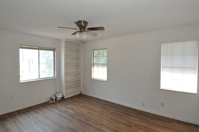 Building Photo - LOCATION! RENOVATED BATHROOM!