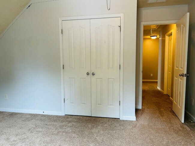 Building Photo - Beautiful 4 bedroom, 2.5 bathroom home in ...