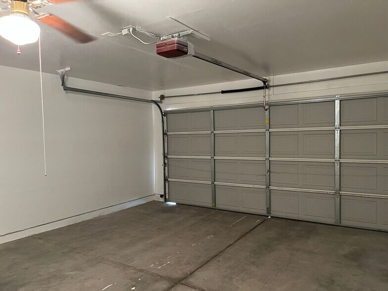 Building Photo - 2403 E Palm Beach Dr