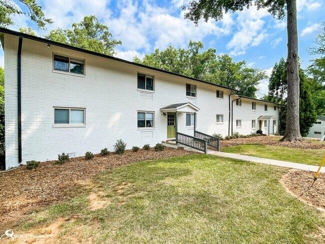 Building Photo - 711 Oakview Rd