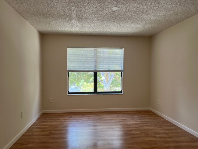 Building Photo - Gated 2/2 in Pompano