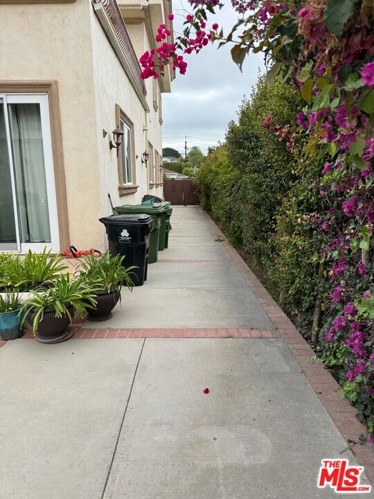 Building Photo - 429 S Gretna Green Way