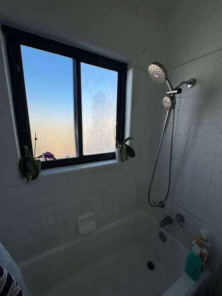 Building Photo - 2113 Madeira Dr NE