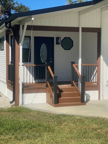 Building Photo - 547 Lake Dr