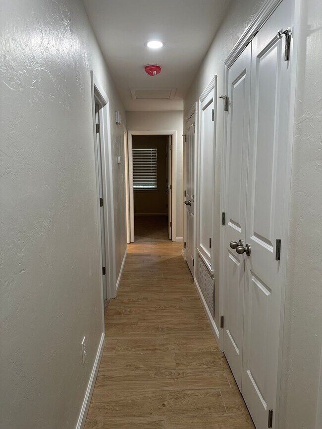 Building Photo - Newly remodeled 4/2 in the Eastgate Commun...