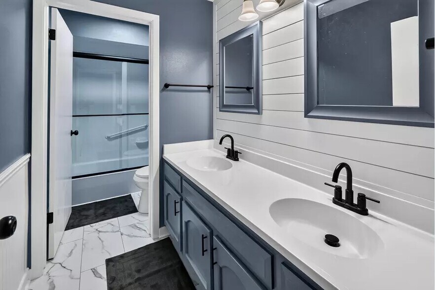 Building Photo - 2101 Chateau Ct