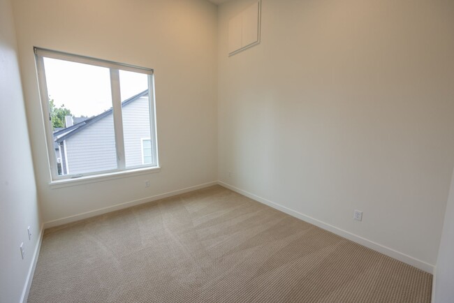 Building Photo - RIVERSIDE TOWNHOMES - BRAND NEW!