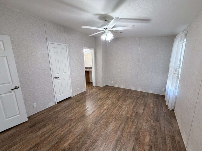 Building Photo - "Serene 3-Bed, 2-Bath Home in Auburndale - 1152 Sq Ft of Comfort on Hickory Rd!"
