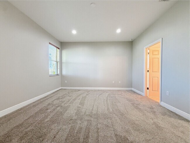 Building Photo - Waterfront 4 Bedroom Home in Eagle Creek Golf Community – Lake Nona