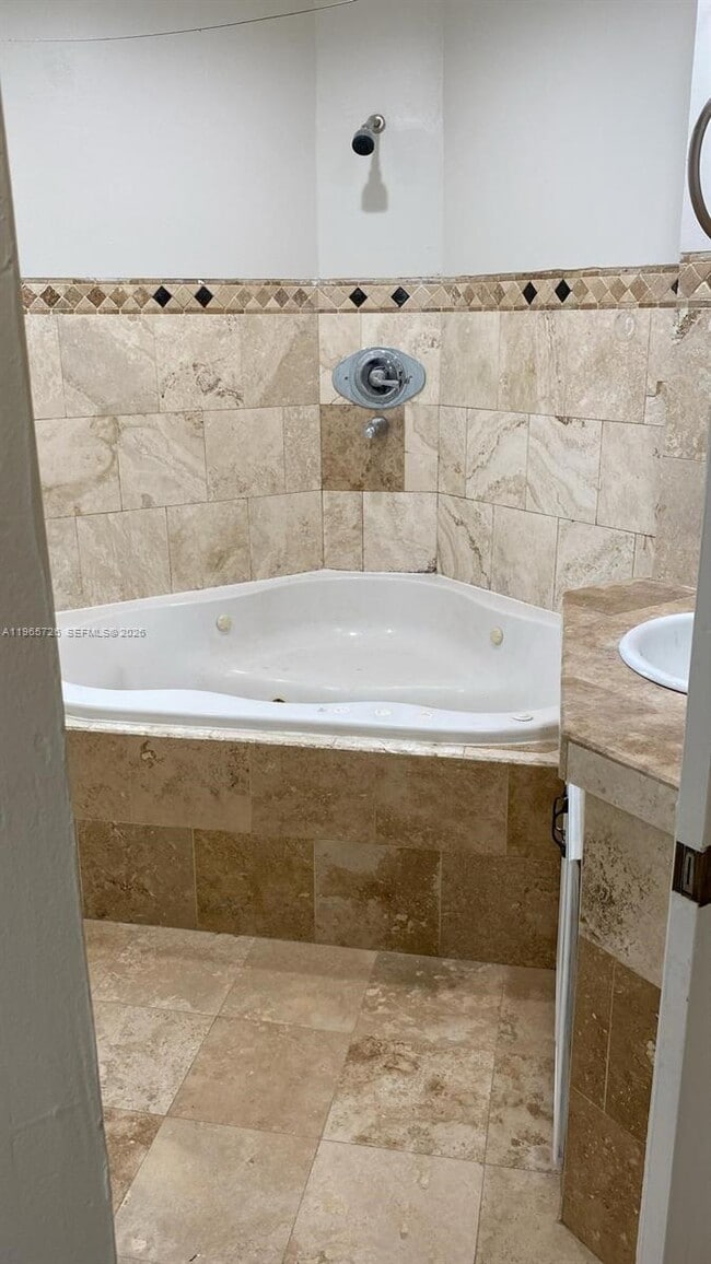 Building Photo - 713 SW 10th St