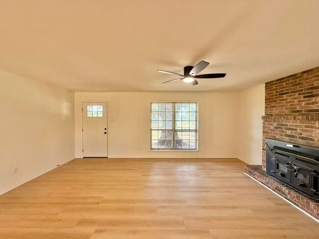 Building Photo - Spacious 3-Bedroom, 2-Bath Home with Bonus Room & Modern Touches