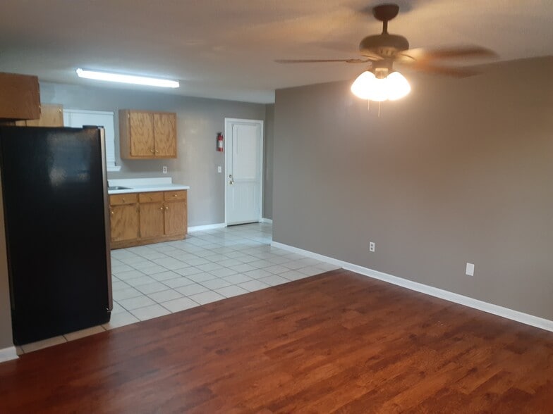 Building Photo - 11 Redwood St NE