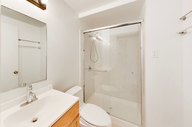 Building Photo - Bright Corner Home with Family Room, Yard & Laundry in Prime Sunset Location!