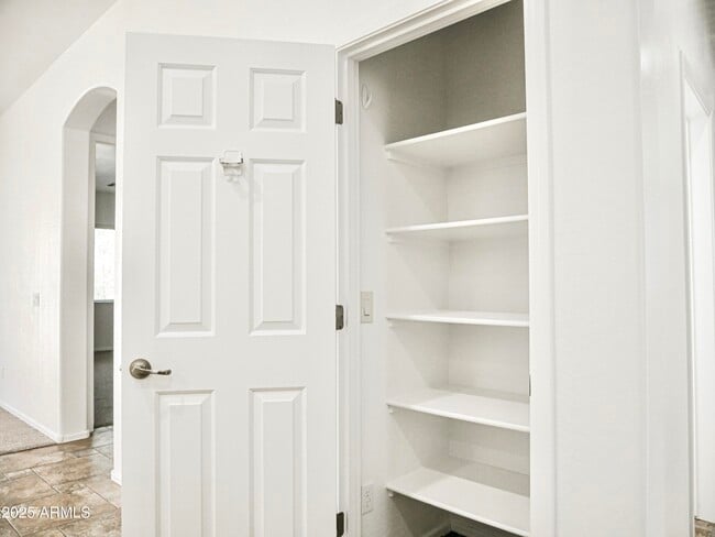 Building Photo - 1024 W Ayrshire Trail