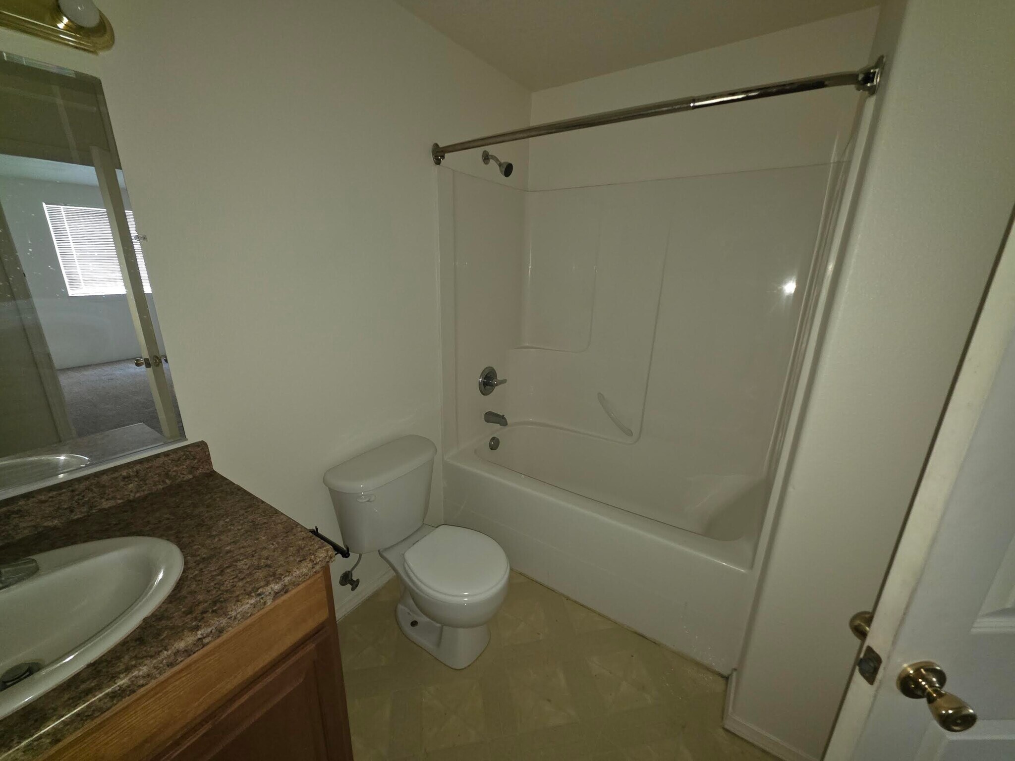 Building Photo - 166 College St S