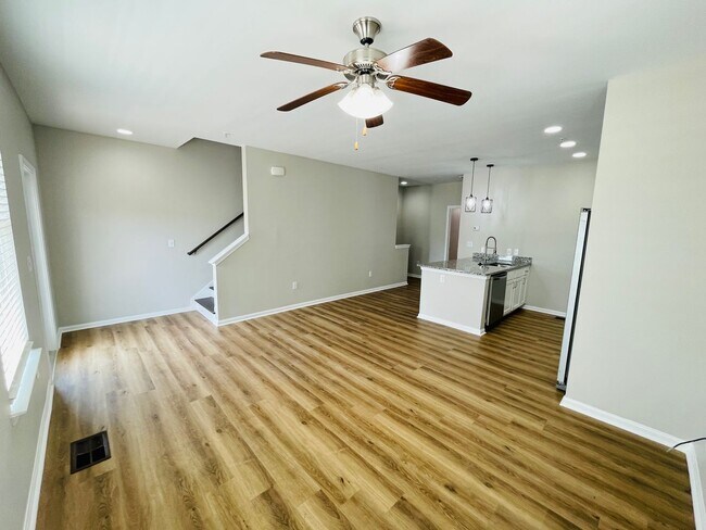Building Photo - 4BD/4.5BA in ROWANDALE!