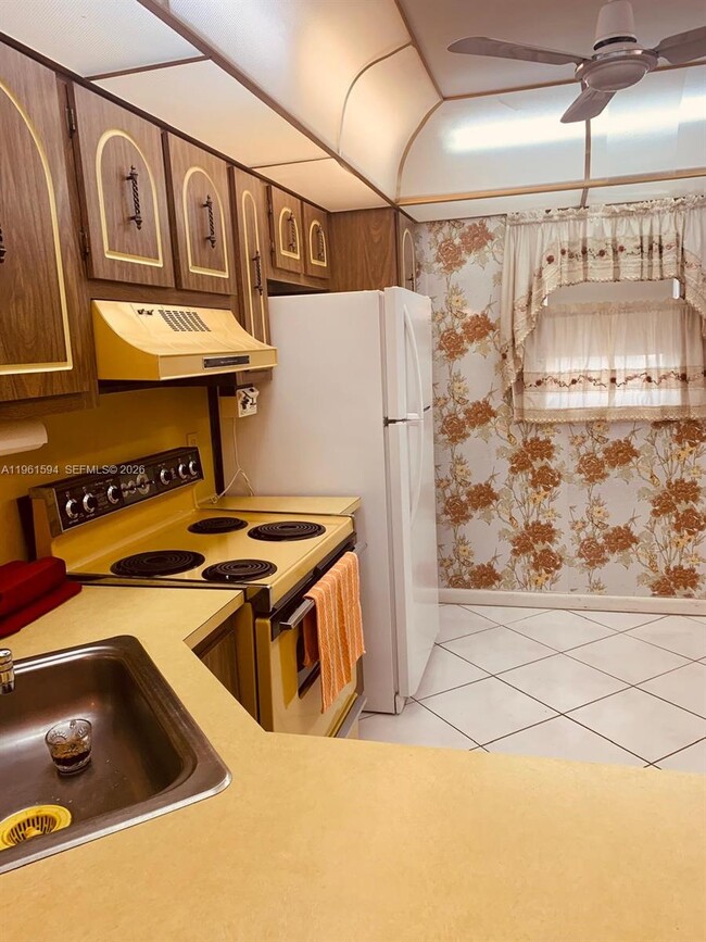 Building Photo - 8515 Sunrise Lakes Blvd