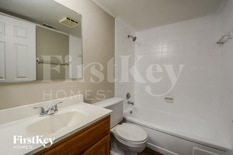 Building Photo - 1226 Treetop Village Dr