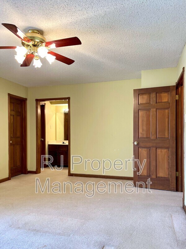 Building Photo - 421 Griffon Dr