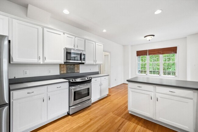 Building Photo - 4107 Lakeview Pkwy