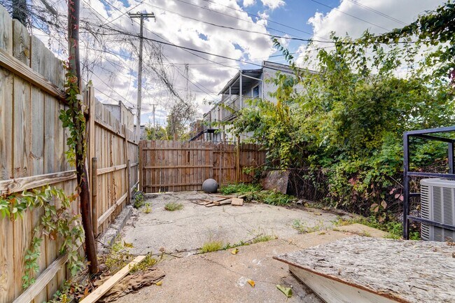 Building Photo - Beautifully Updated Townhome in Prime Loca...