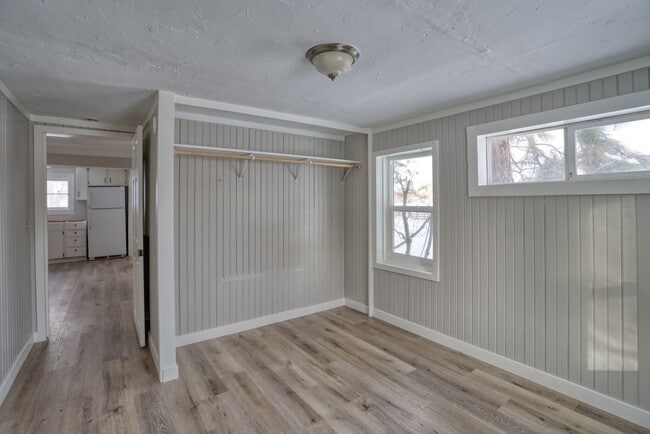 Building Photo - Crisp Remodeled 3-Bdr in Heart of Sisters!