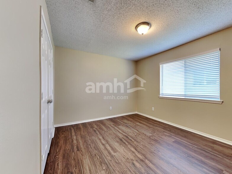 Building Photo - 733 Grandview Ave