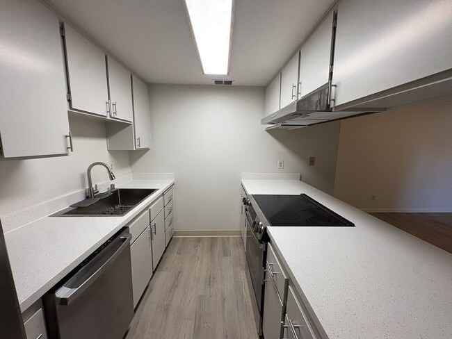 Building Photo - Wonderful 2bd/2ba Fair Oaks Duplex with Garage