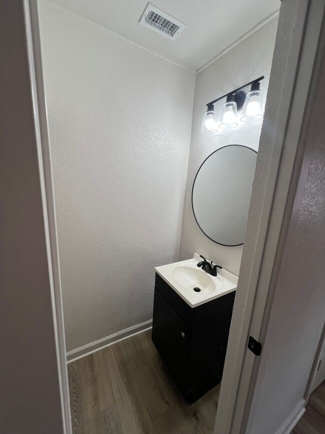 Building Photo - 4-bedroom, 1.5-bathroom rent house located...