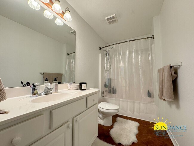 Building Photo - Downtown FWB Gem: Must-See Single Family H...
