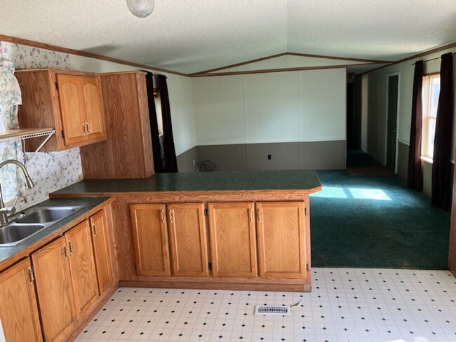 Building Photo - 3 bed, 2 bath Trailer house with outer sto...