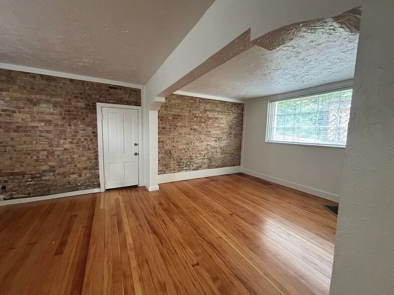 Building Photo - 564 E 7th Ave
