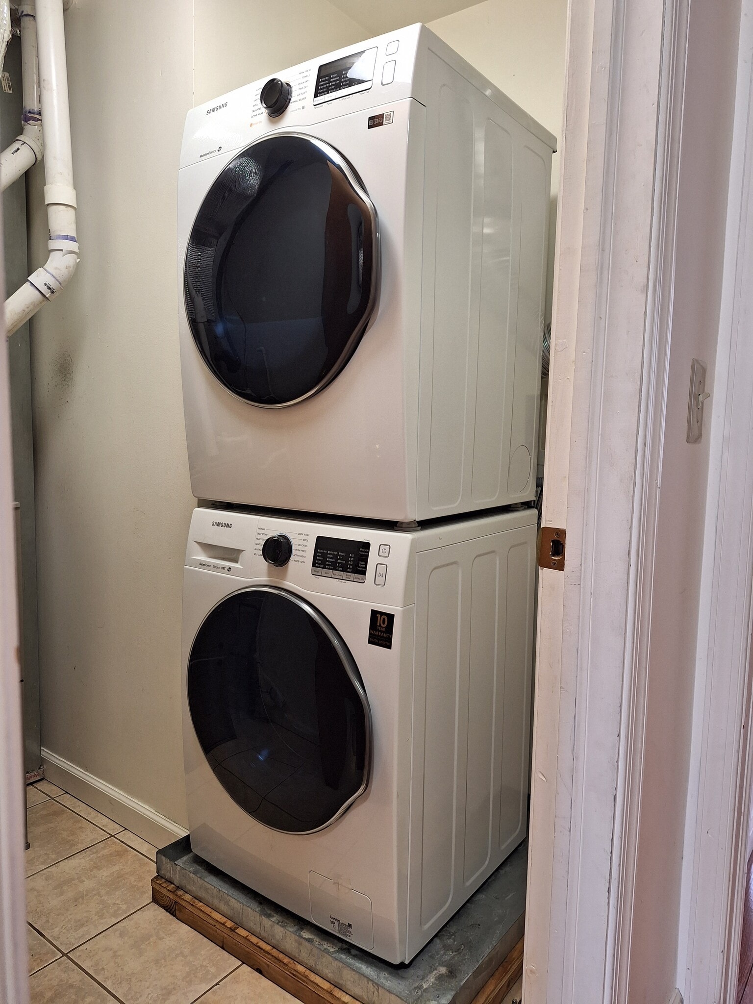 Laundry room on 3rd floor - 1229 Wood St