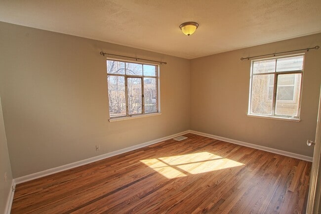 Building Photo - 2 bed 1 bath remodeled North Park Hill home