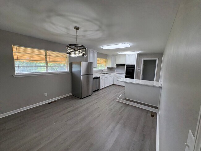 Building Photo - 3 Bed 1.5 Bath Brick House