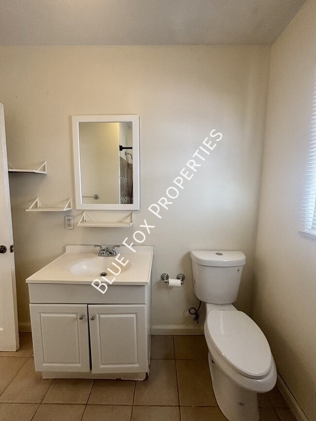 Building Photo - 925 E Adams St