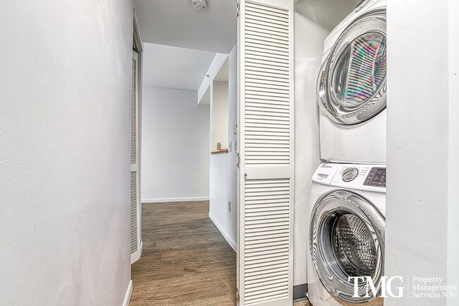 Building Photo - 2 Bed 2 Bath Downtown 3rd Floor Condo Wate...