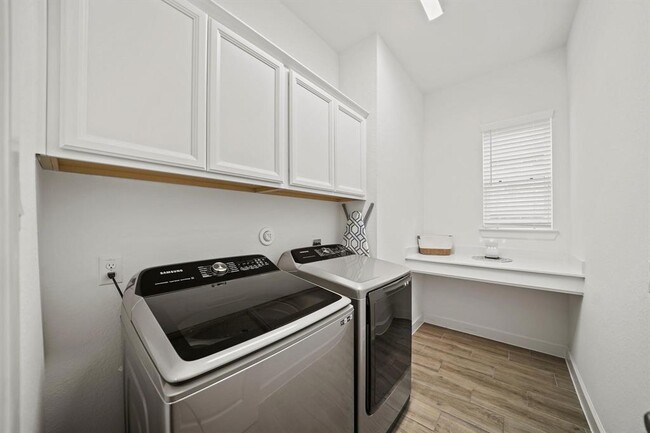 Building Photo - 327 Jolly Ginger Dr