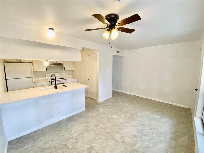 Building Photo - 6910 Hart Ln