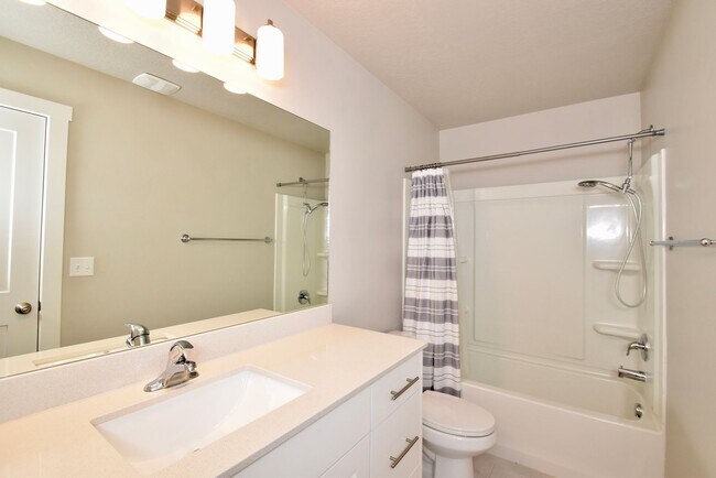 Building Photo - 3 Bedroom 2.5 Bath Townhome in West Haven!!