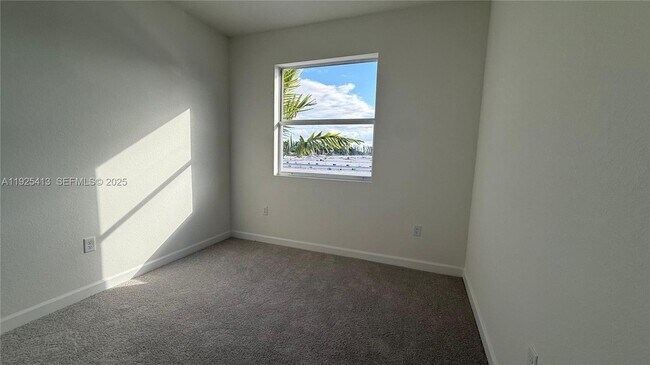 Building Photo - 1096 SE 2nd St