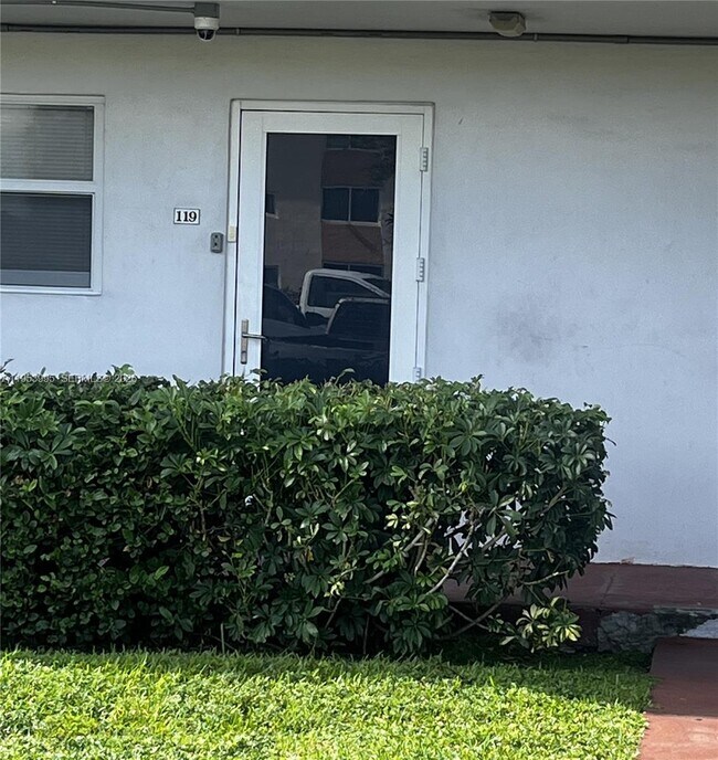 Building Photo - 5985 Del Lago Cir