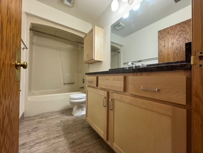 Building Photo - 408