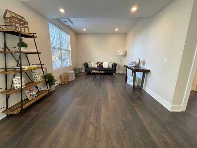 Building Photo - New 2 Bedroom 2 Bathroom Flat in Ralston