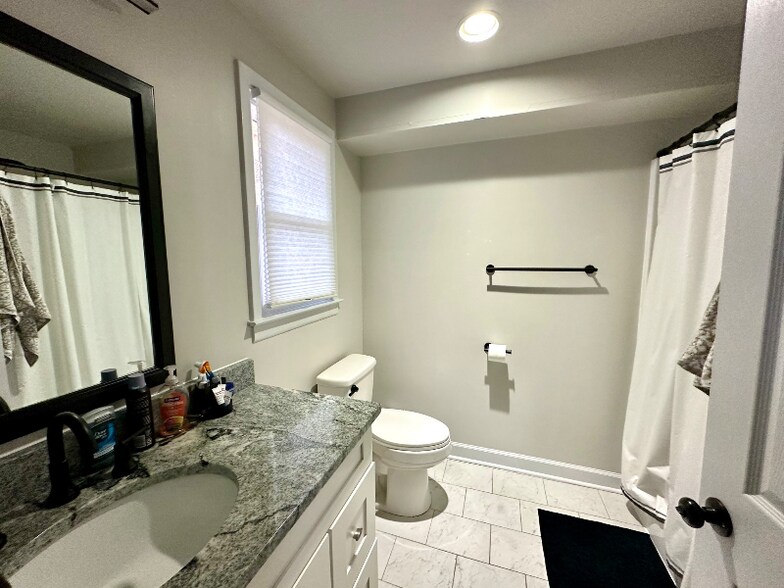Building Photo - 3020 Vistavalley Ct