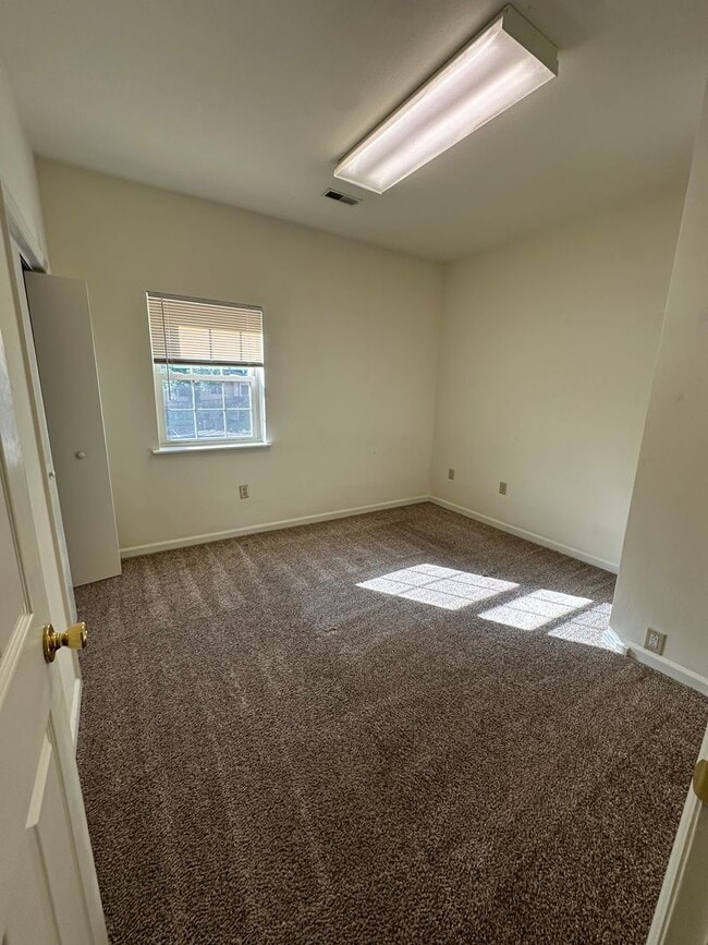 Building Photo - 526 E Main St