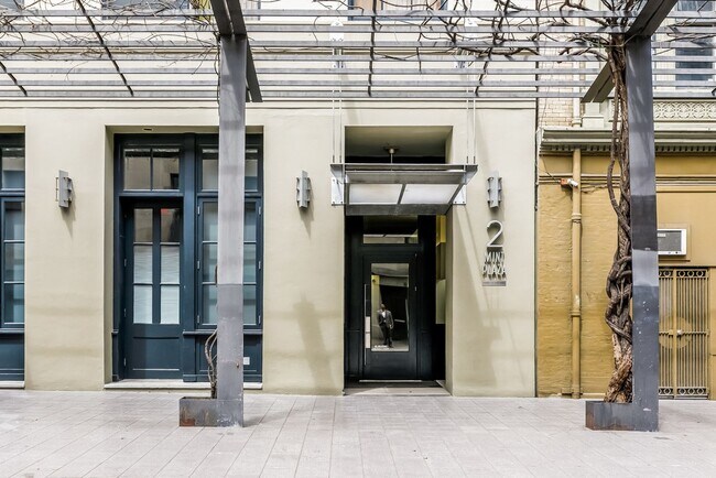 Building Photo - 1BR/1BA PENTHOUSE! Enormous Private Roof D...